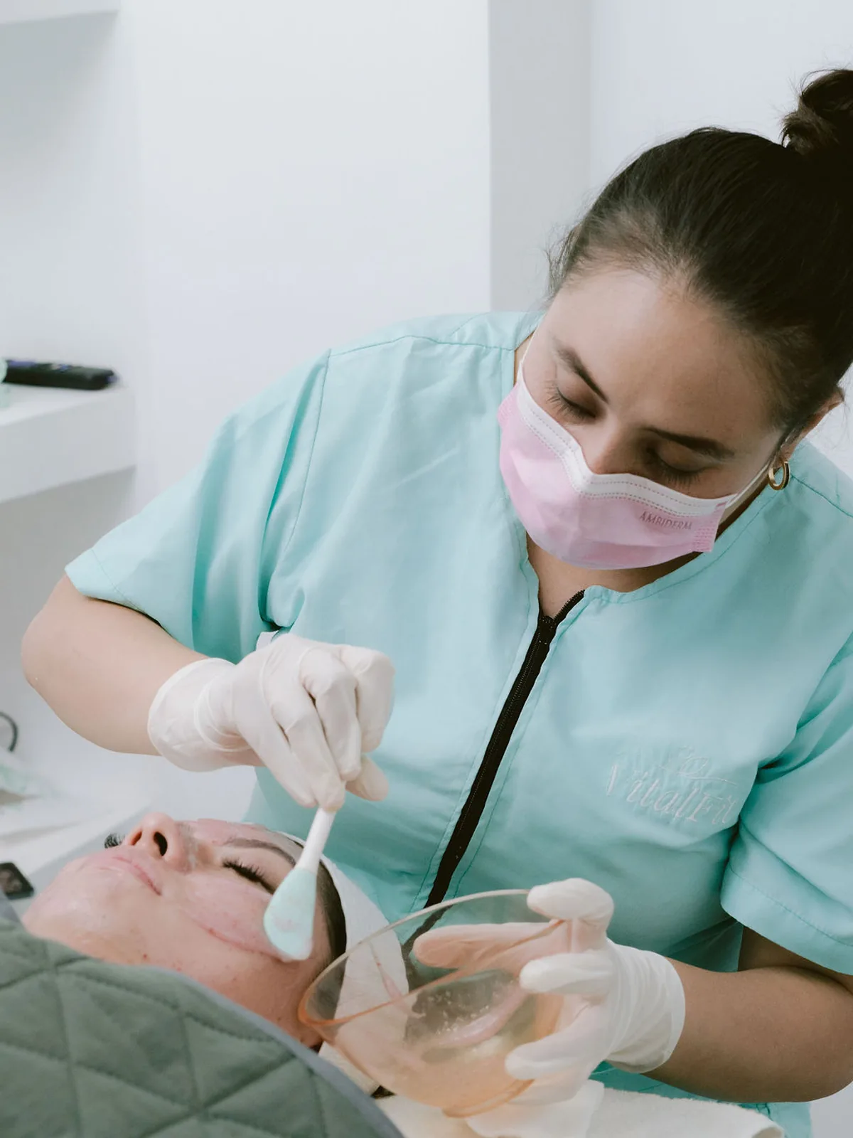 Aplicación de mascarilla durante un protocolo facial en VitalFit.