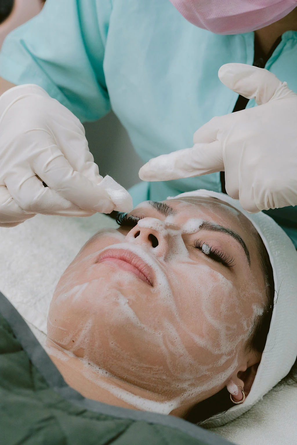 Extracción durante una limpieza facial profunda, con la mascarilla ya aplicada.