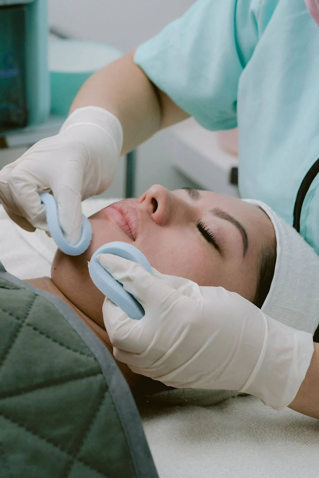 Cabezales fríos sobre las mejillas al cierre de la sesión facial.