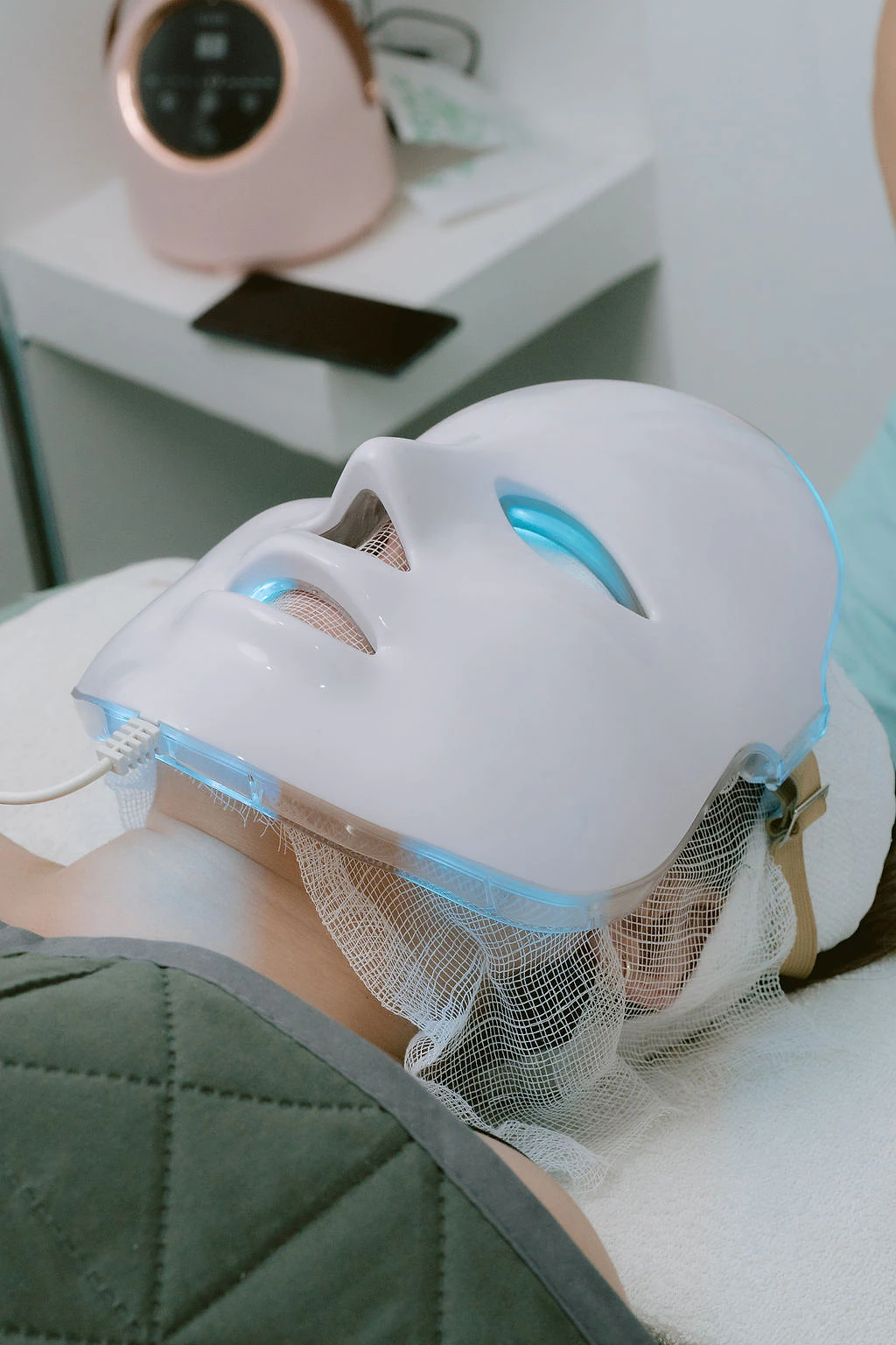 Máscara de LED colocada al final de la sesión facial.