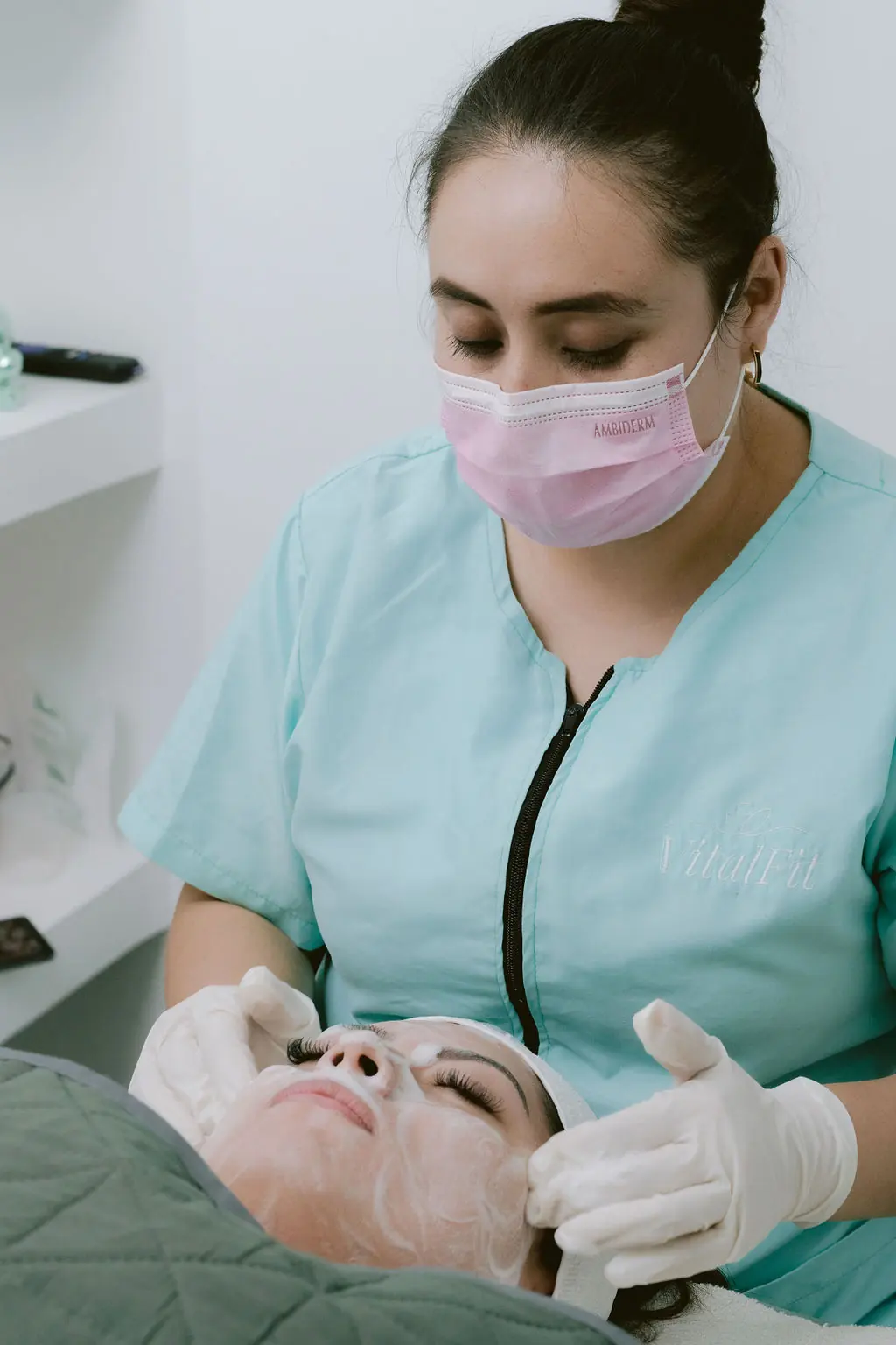 La terapeuta durante una sesión de tratamiento facial.