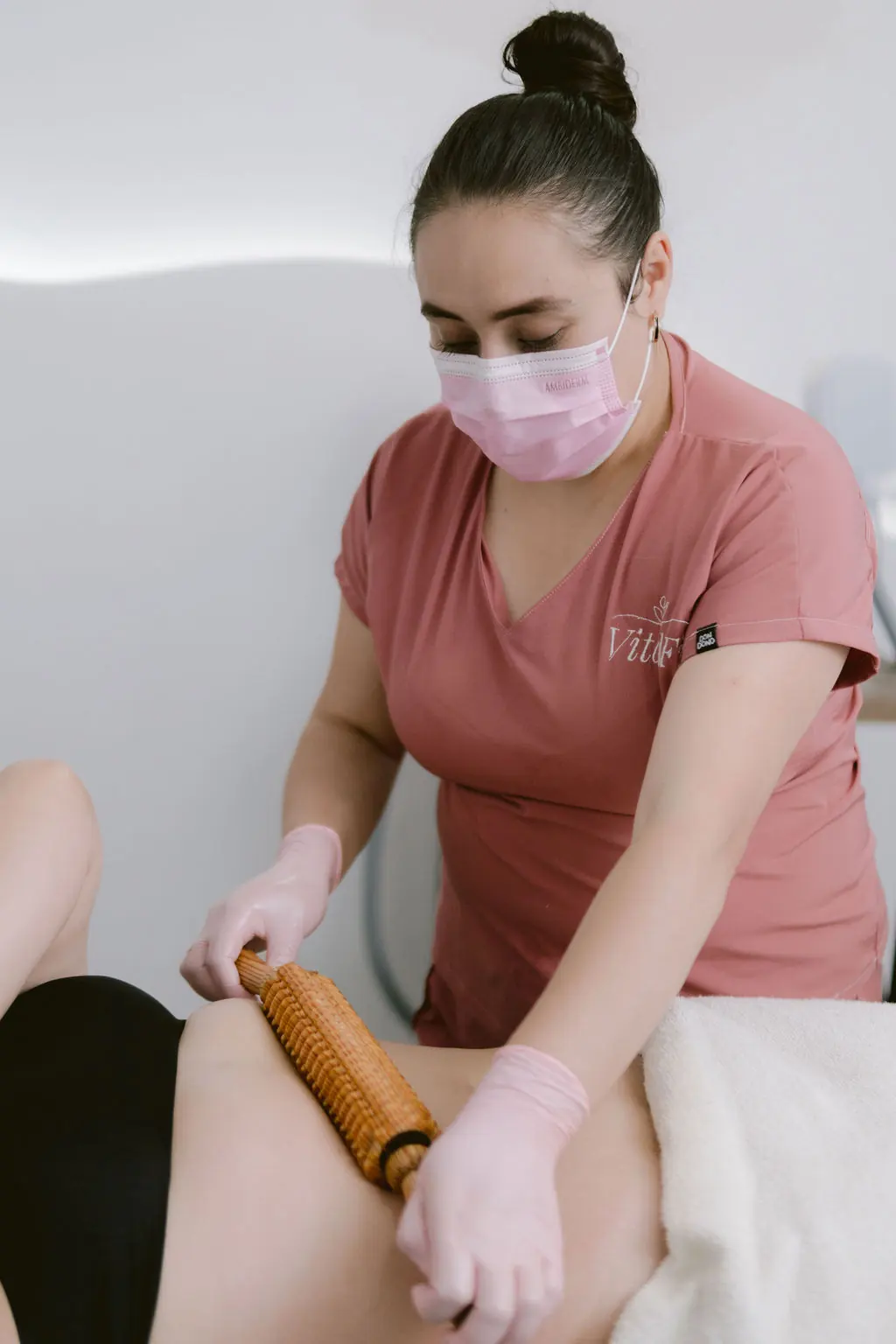 Maderoterapia aplicada en la pierna.