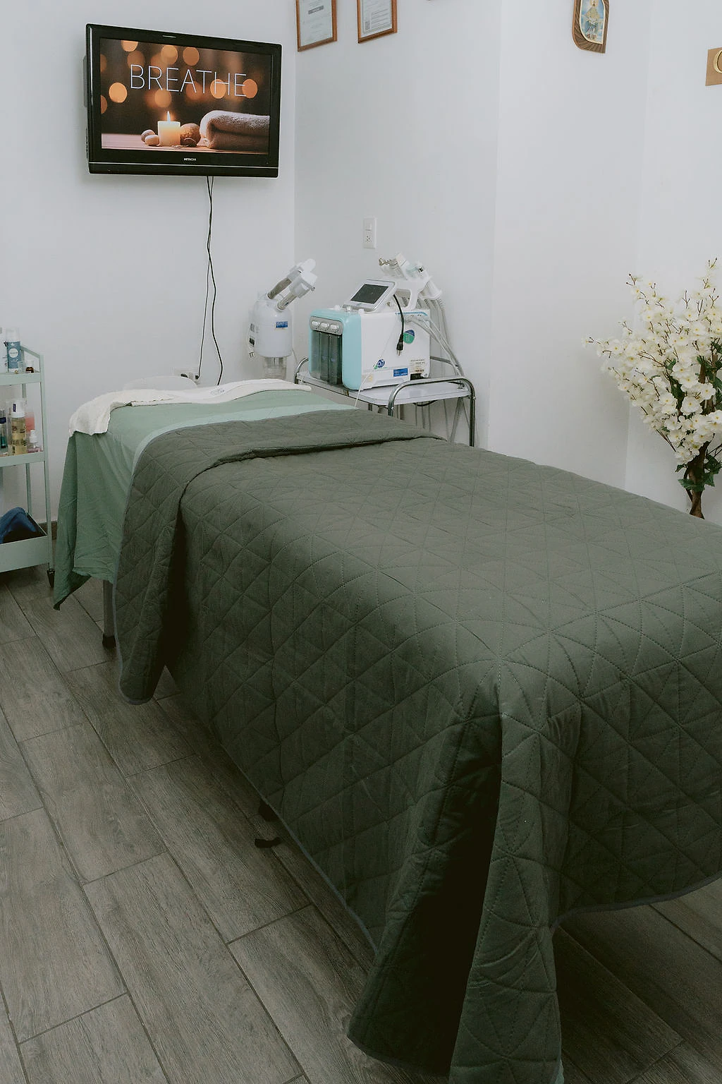 Cabina de tratamientos de VitalFit con la aparatología preparada